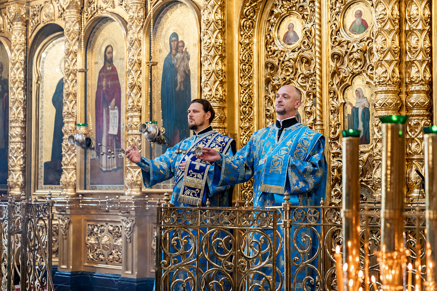 Архиерейское богослужение в праздник Успения Пресвятой Богородицы в Троицком кафедральном соборе Подольска